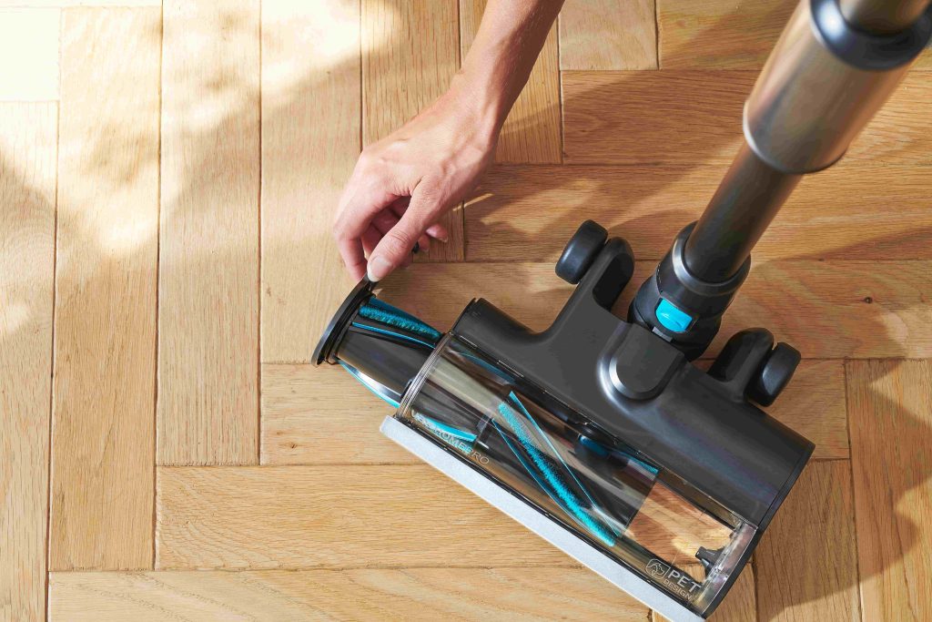 Changing the brush bar on a Vax vacuum cleaner